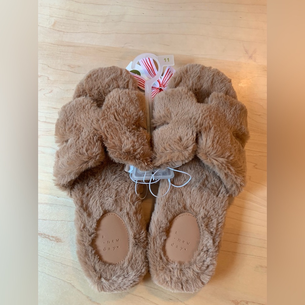 NWT A new day fuzzy slippers size 11